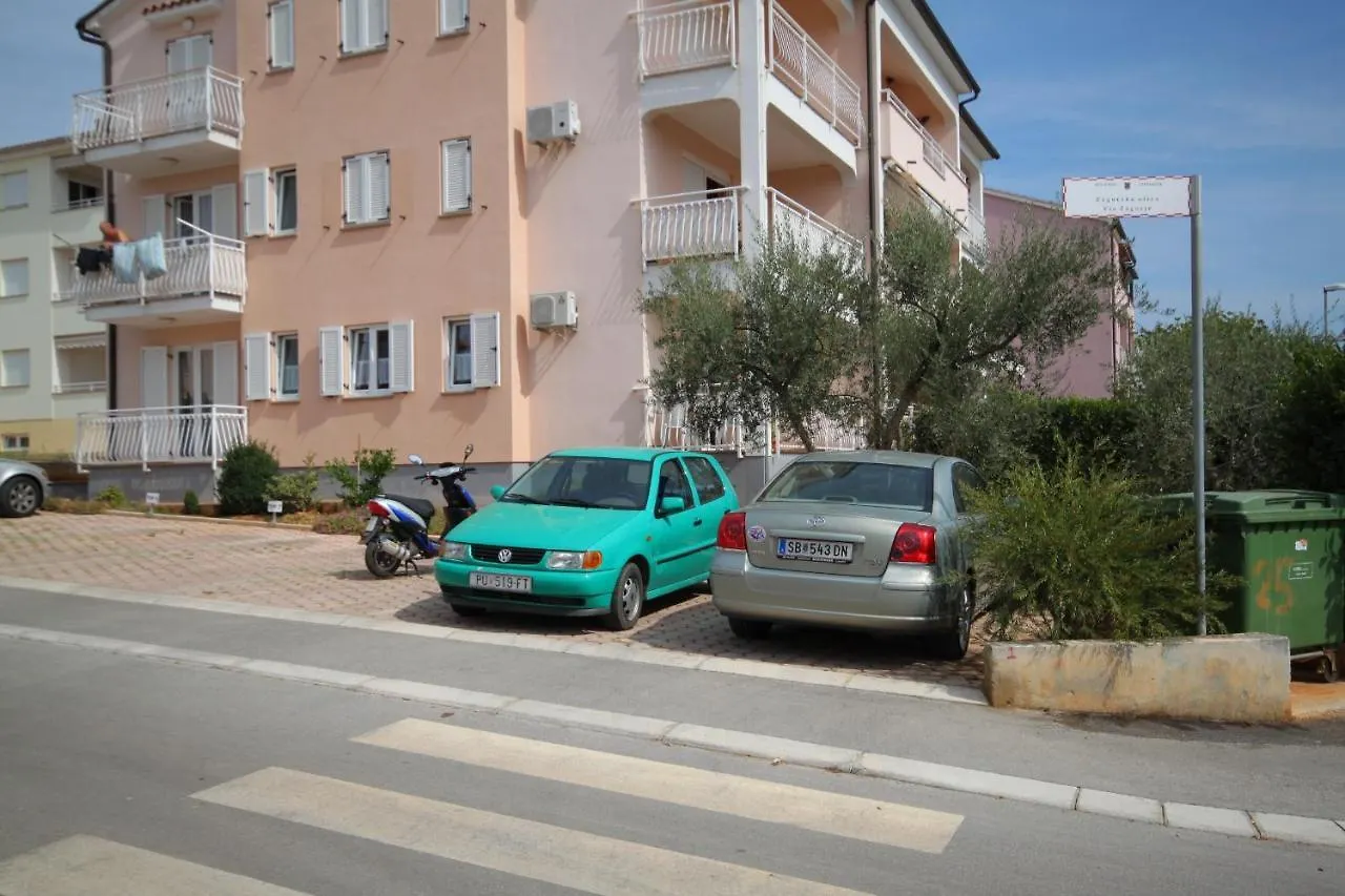 Apartments With A Parking Space Novigrad - 7049